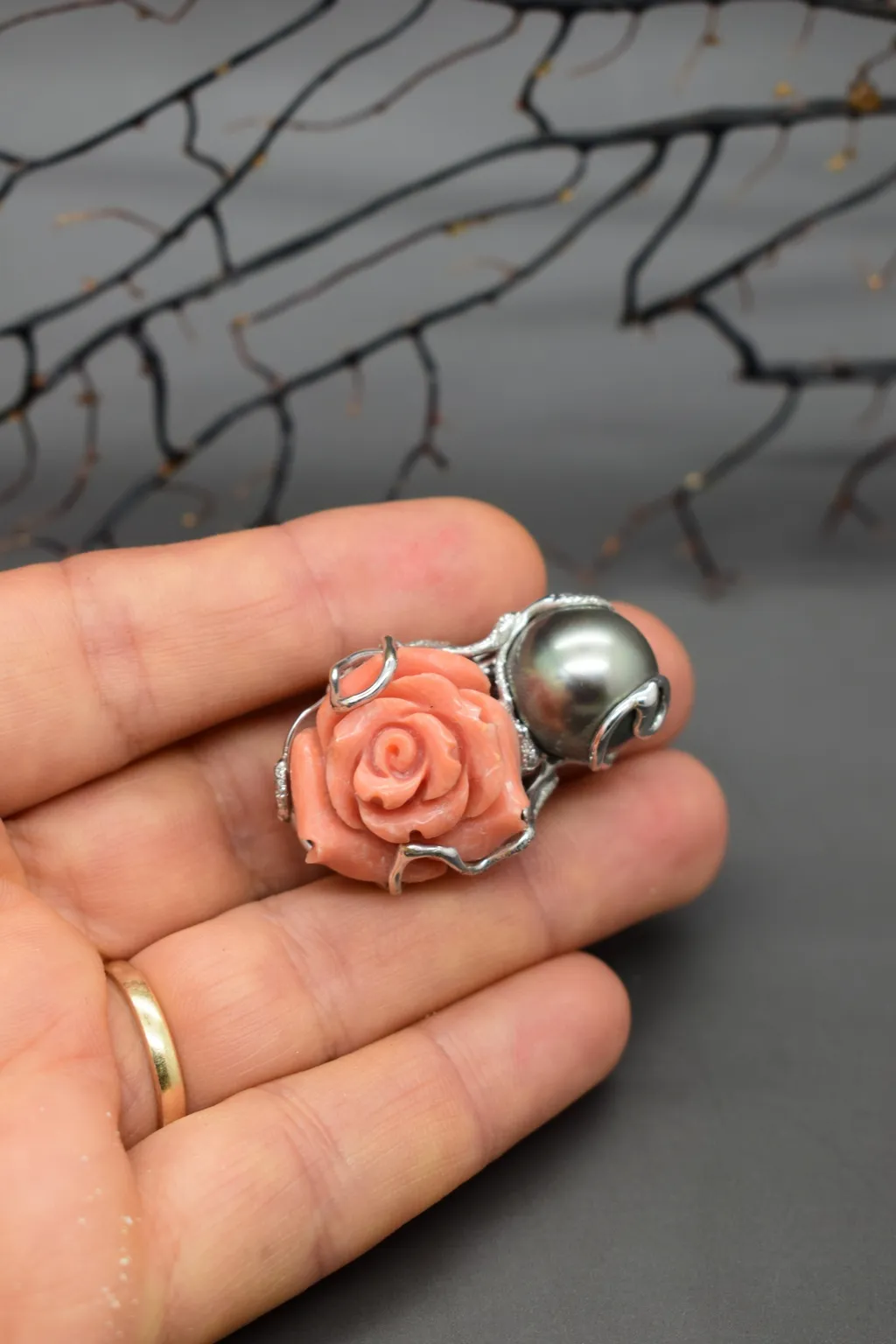 Anello in oro bianco con rosa di corallo e perla nera di Tahiti