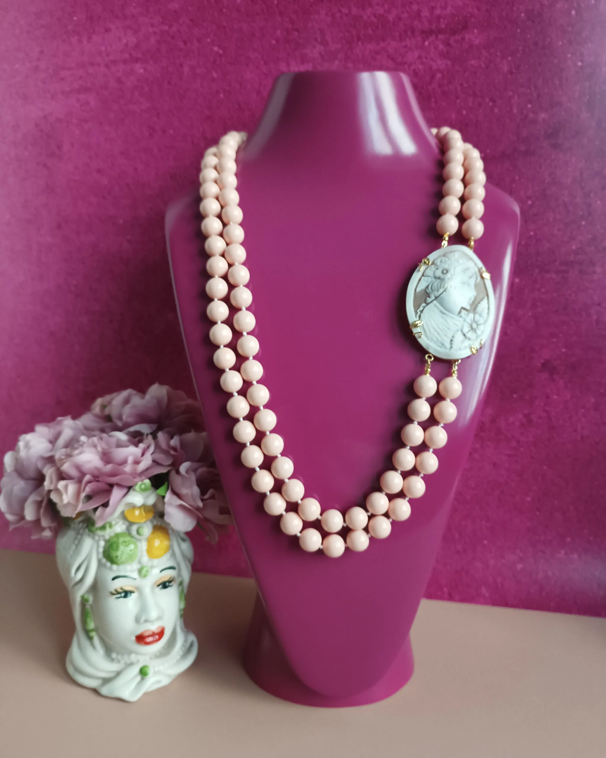 Collana Doppio Giro con Maiorca Rosa e Cammeo Scolpito in Conchiglia Sardonica