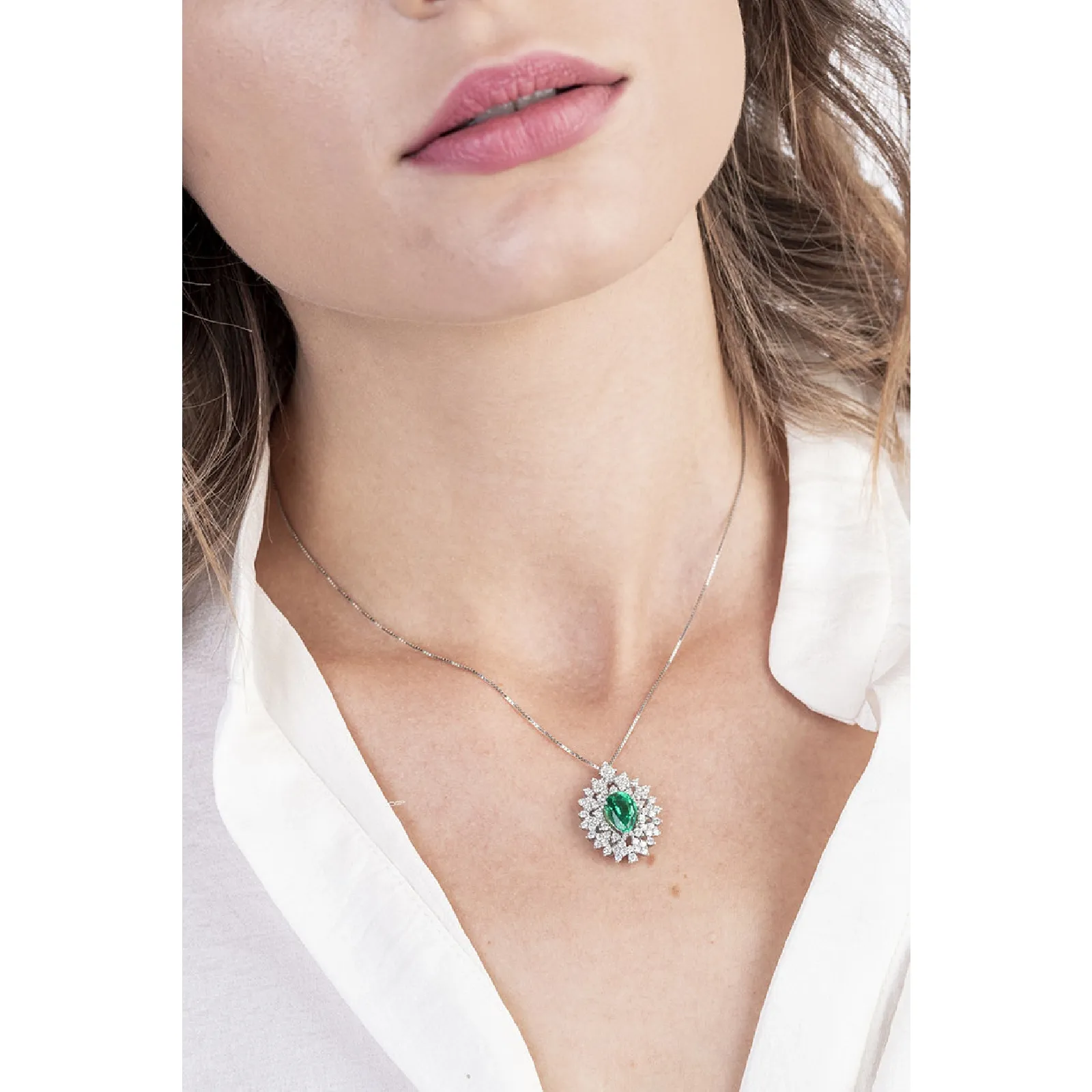 Collana in oro bianco 18k con Smeraldo a goccia e diamanti