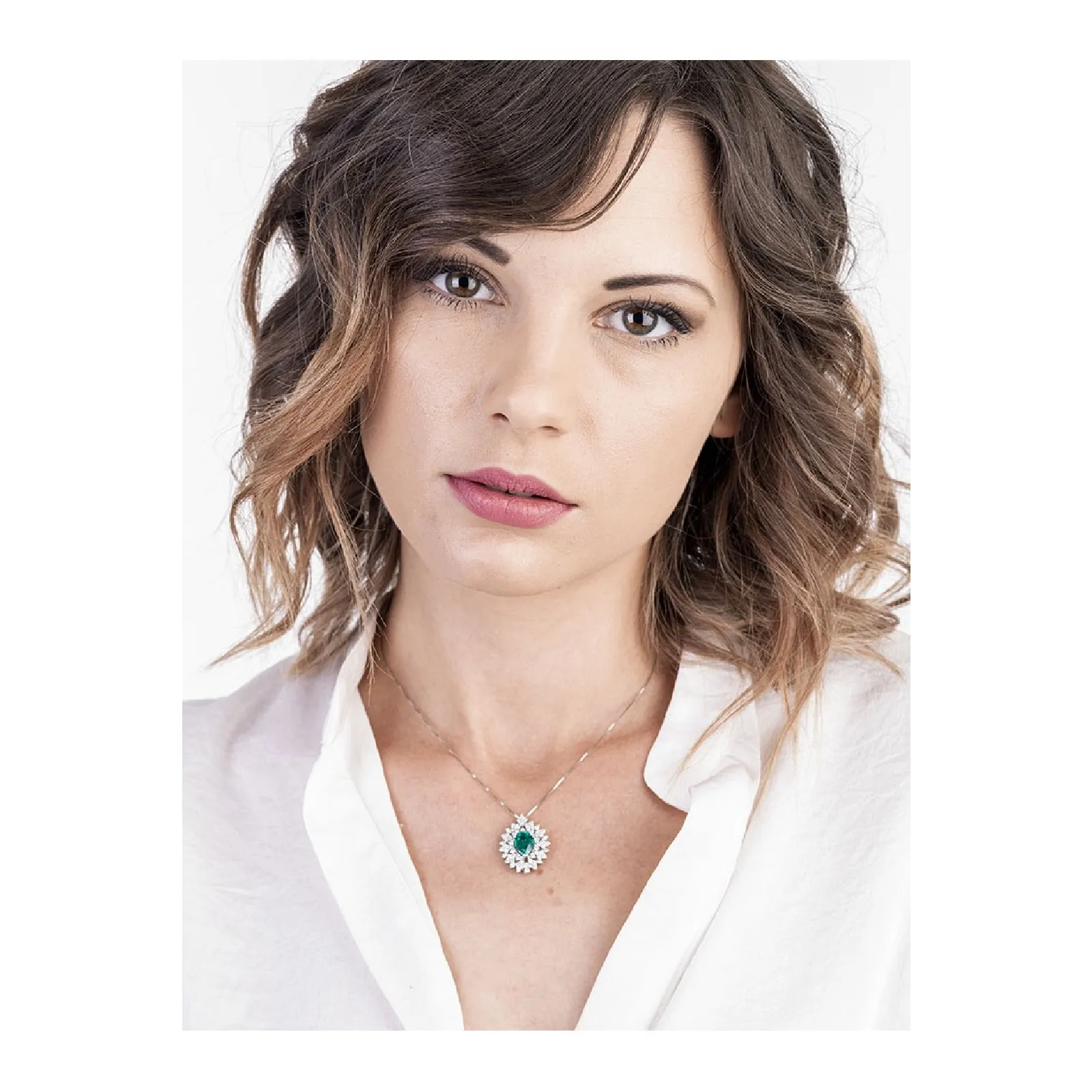 Collana in oro bianco 18k con Smeraldo a goccia e diamanti