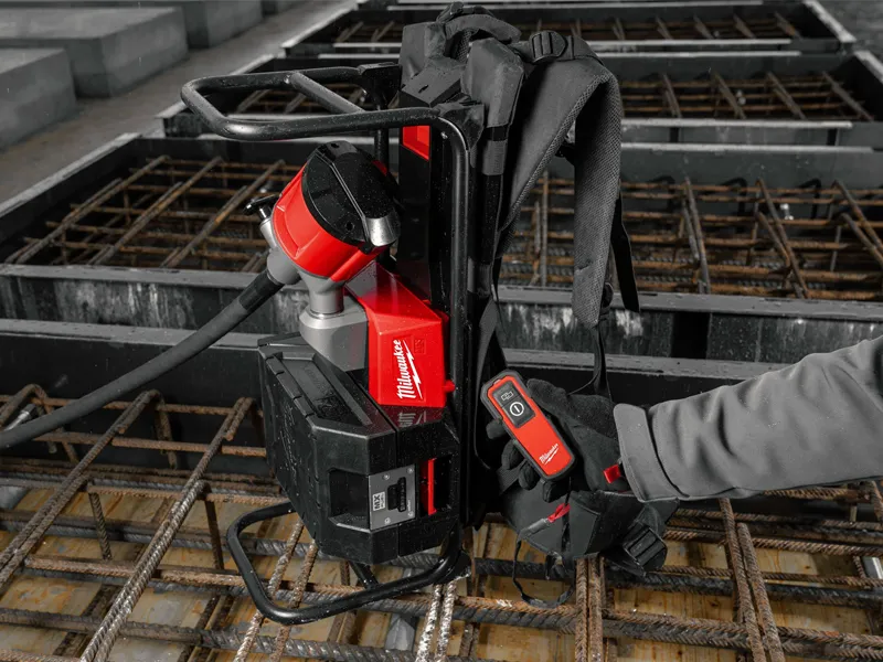 Vibratore per calcestruzzo a zaino Milwaukee MXF CVBP-602